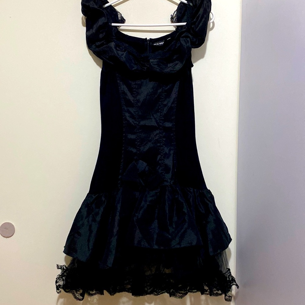 Black elastic dress with lace borders and ruffled sleeves